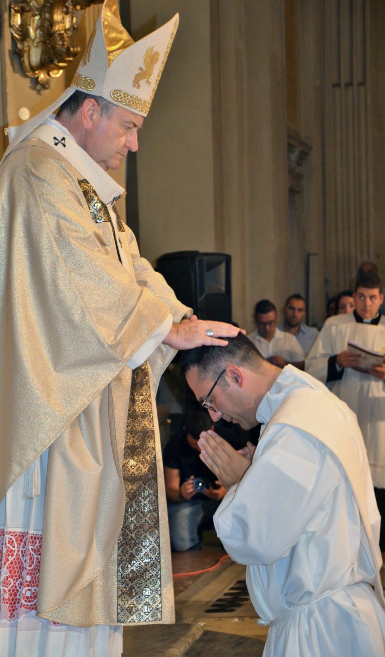 don matteo vescovo mani