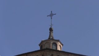 La croce torna a “svettare” sulla chiesa di Santa Maria in Porto