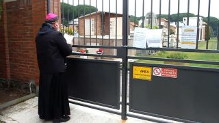 L’Arcivescovo Ghizzoni in preghiera davanti al cimitero di Ravenna