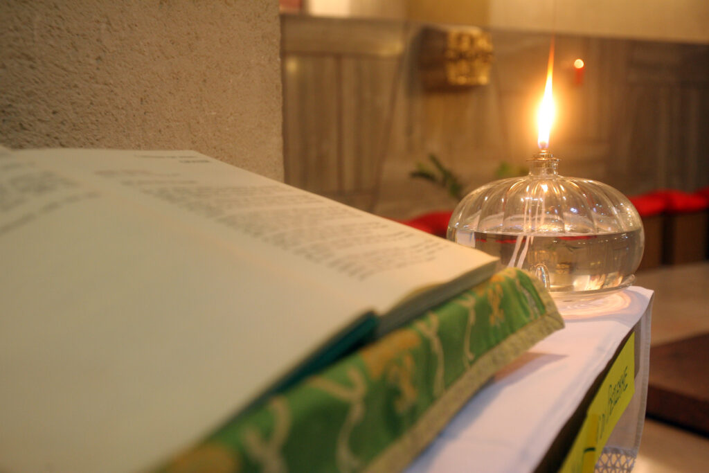 ROMA 17-01-2008 UNIVERSITA' LA SAPIENZA DOPO LE MANIFESTAZIONI CONTRO LA VISITA DEL PAPA BENEDETTO XVI GLI UNIVERSITARI CATTOLICI SI SONO RITROVATI IN CAPPELLA PER VIVERE UN MOMENTO DI PREGHIERA.