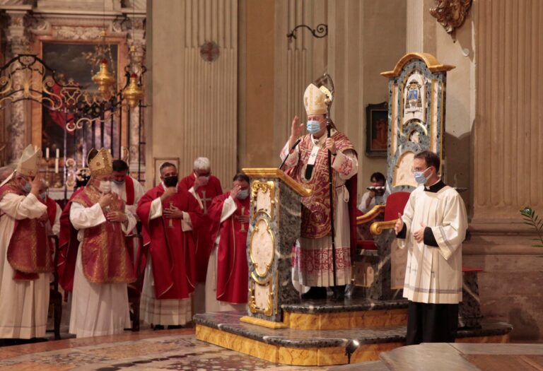 Apollinare21_vescovo_benedice