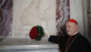 12–09-2021-; ravenna; piazza s francesco , basilica , e tomba di dante . giornata celebrazioni dantesche , olio a dante , cardinale ravasi , lino guanciale attore , persone e tanta gente, sindaco di firenze nardella, de pascale