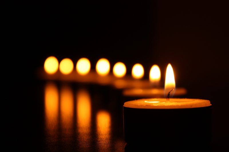 Candele_da-Pexels-800×533
