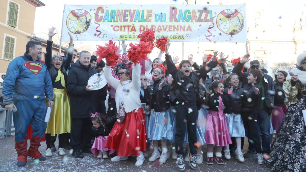 15-02-2026-;   ravenna  via di roma sfilata  carri di carnevale  città di ravenna  , parrocchie , vestiti , carri mascherati , diocesi - carnevale, vincitori parrocchia e caro di porto fuori , premio migliore maschera carlino roberta terragrossa  di marina di ravenna , con vestito  fata  confetto