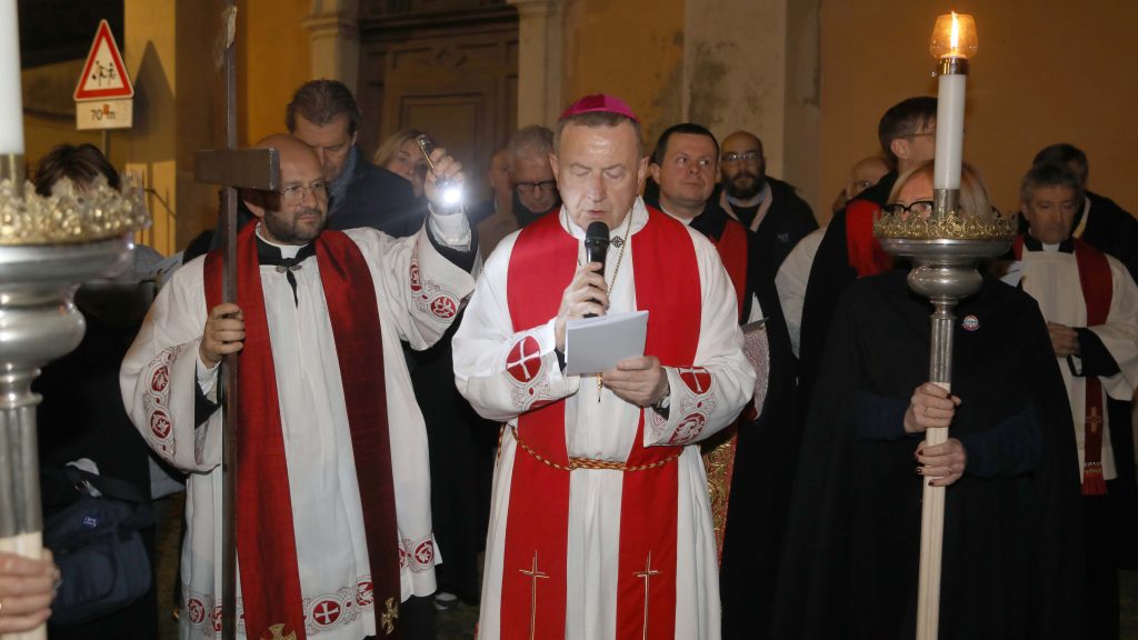 03-04-2026; ravenna  archidiocesi di ravenna- cervia via crucis  vie della città , arcivescovo ghizzoni , preti , sacerdoti , gente , tappe in città , pasqua ,